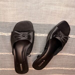 Torrid Black Kitten Heels Size 10W Wide Width Bow Slide Sandals